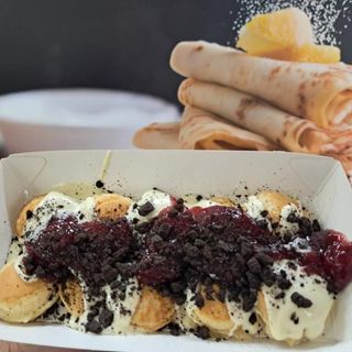 Mini pufnaste palačinke sa bijelom čokoladom i malinama 10 komada