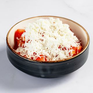 Paradajz salata sa sirom