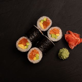 Futomaki with salmon and avocado