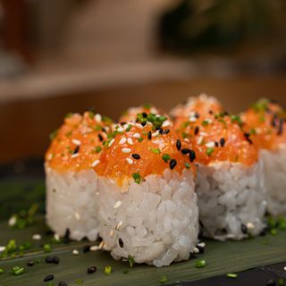 Roll with Salmon Tartar