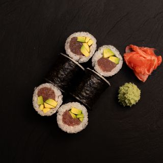 Futomaki with tuna and avocado