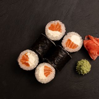 Futomaki with salmon and cream cheese