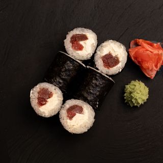 Futomaki with tuna and cream cheese