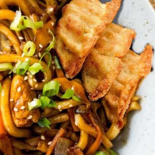 STIR FRIED YAKI UDON NOODLES WITH 3 PIECES DEEP FRIED GYOZA