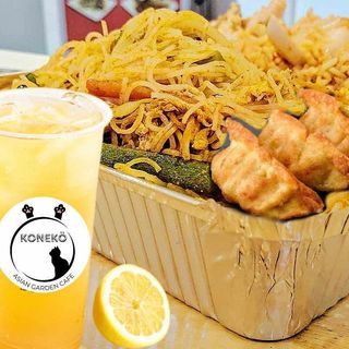 STIR FRIED VERMICELLI ( GLASS NOODLES) WITH 3 PCS GYOZA AND 1 FRUIT TEA BOBA