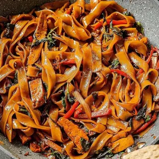 STIR FRIED FLAT NOODLES