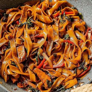 STIR FRIED FLAT NOODLES IN CHICKEN OR PORK