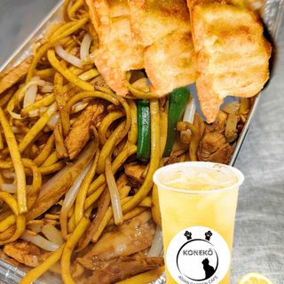 STIR FIRED YAKI UDON WITH 3 PCS GYOZA PLUS FRUIT TEA BOBA