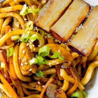 STIR FRIED YAKI UDON NOODLES WITH 3 PIECES DEEP FRIED SPRING ROLL