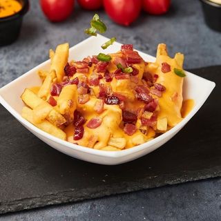 Pomfrit, cheddar sir i slanina 320g