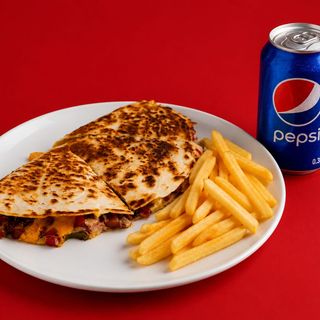 Chicken quesadilla + 0,33 pepsi