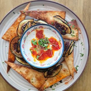 Hrskava grickalica u sosu od grčkog jogurta