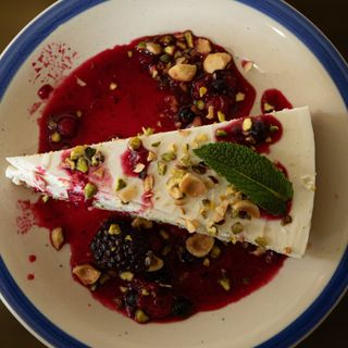 Cheesecake sa šumskim voćem