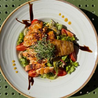 Salata sa ćuretinom i pohovanom mozzarellom