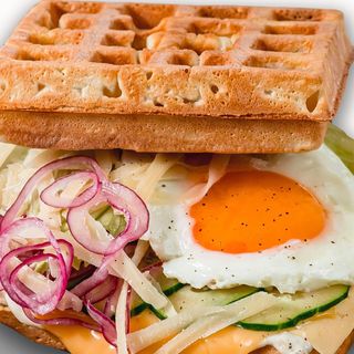 Vafle sa prženim jajem, jogurt sosom i sirom