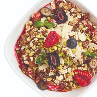 Granola sa grčkim jogurtom, voćem i pireom od manga