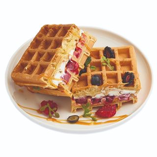 Vafle sa maskarponeom, kompotom od višnje i karamel sosom