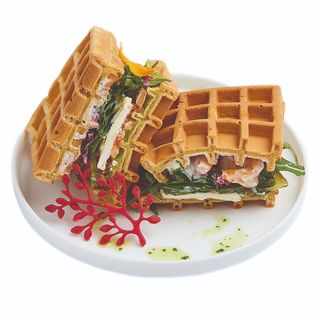 Vafli sa gamborima, musom od avokada, kremom od tartufa i feta sirom