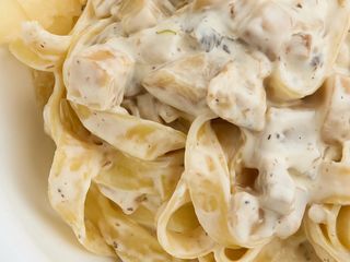 Pasta sa pecurkame i piletinom u sosu od pavlake i sira