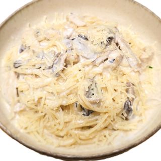 Pasta sa pecurkame i piletinom u sosu od pavlake i sira