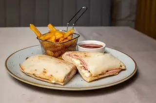 Sendvič sa mortadelom i mozzarellom 300 gr