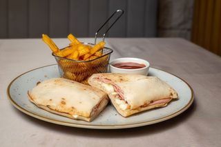 Sendvič sa mortadelom i mozzarellom 300 gr