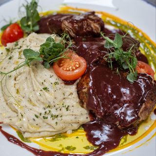 Medaljoni od bifteka u sosu od crvenog vina