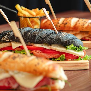 Crni sendvič sa lososom 0,450 gr