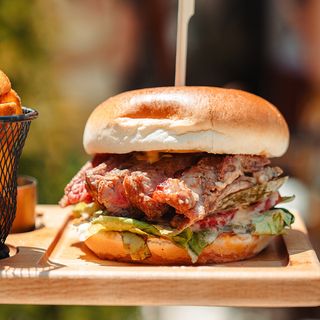 Steak burger sa sosom od coca-cole