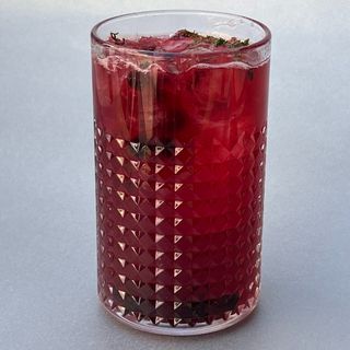 Ledeni čaj od ribizle i majčine dušice