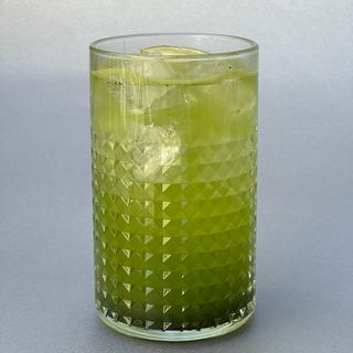 Ledena Matcha od kivija i jabuke