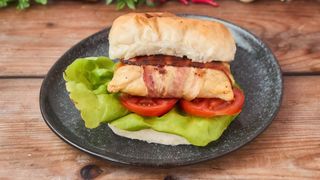 Punjeni pileći file sa slaninom