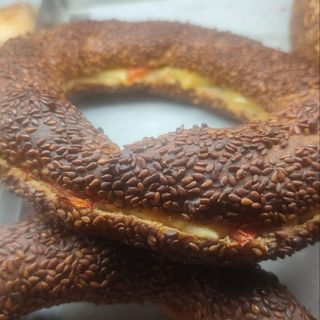 Simit Kaşarlı Domatesli ( dzevrek sa goudina sir i paradajz )