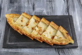 Kaşarli pi̇de