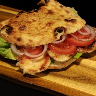 Pileći file u domaćoj lepinji 370gr