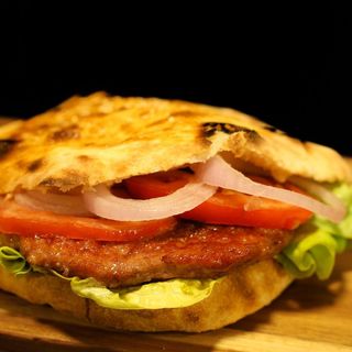 Pljeskavica u domaćoj lepinji 370gr