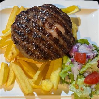 Mala pljeskavica sa pomfritom