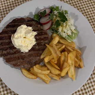 Pljeskavica na kajmaku sa pomfritom