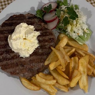 Mala pljeskavica na kajmaku sa pomfritom