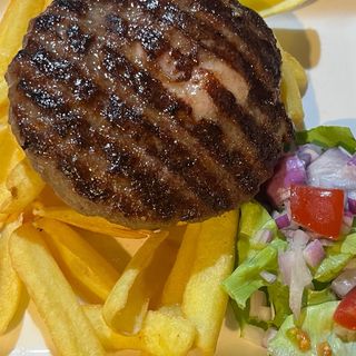 Mala punjena pljeskavica sa pomfritom