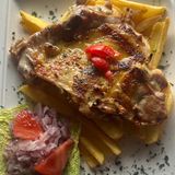 Punjeni pileći batak sa pomfritom