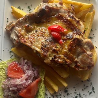 Punjeni pileći batak sa pomfritom