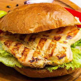 Pileći file u lepinji