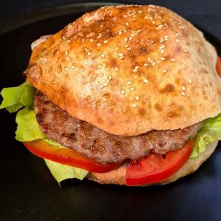 Juneći hamburger + Pomfrit + Coca Cola