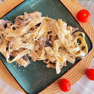 Pasta sa piletinom i pečurkama u krem sosu