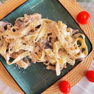 Pasta sa piletinom i pečurkama u krem sosu