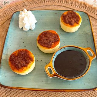 Sirniki sa šlagom, borovnicama i čokoladom