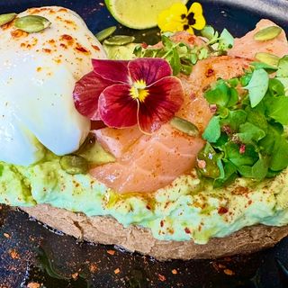 Tost s avokadom, lososom i poširanim jajetom
