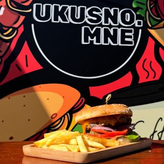 “Bekonizer” burger sa slaninom + pomfrit 520g