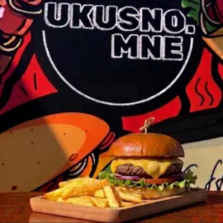 Cheeseburger + pomfrit 450g